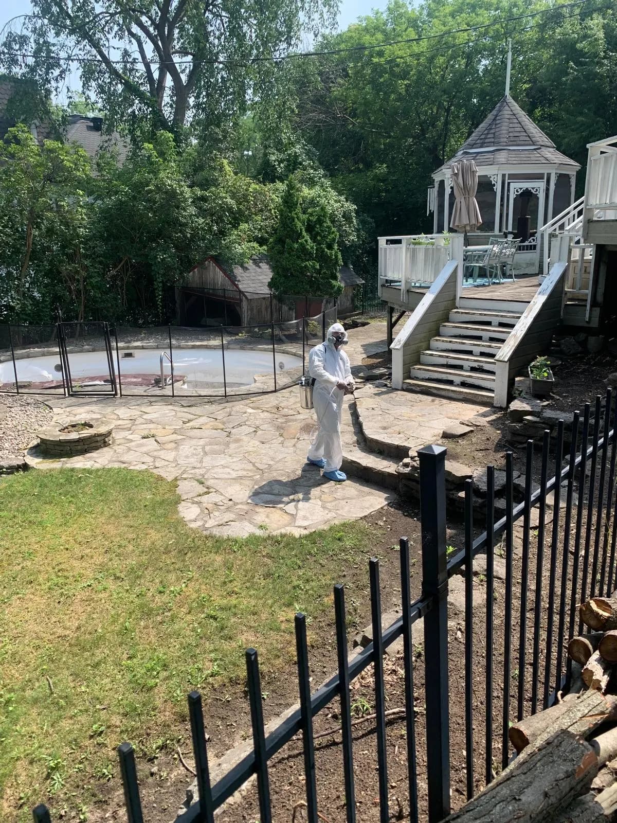 Extermination BETA technician treating a home in Greater Montreal